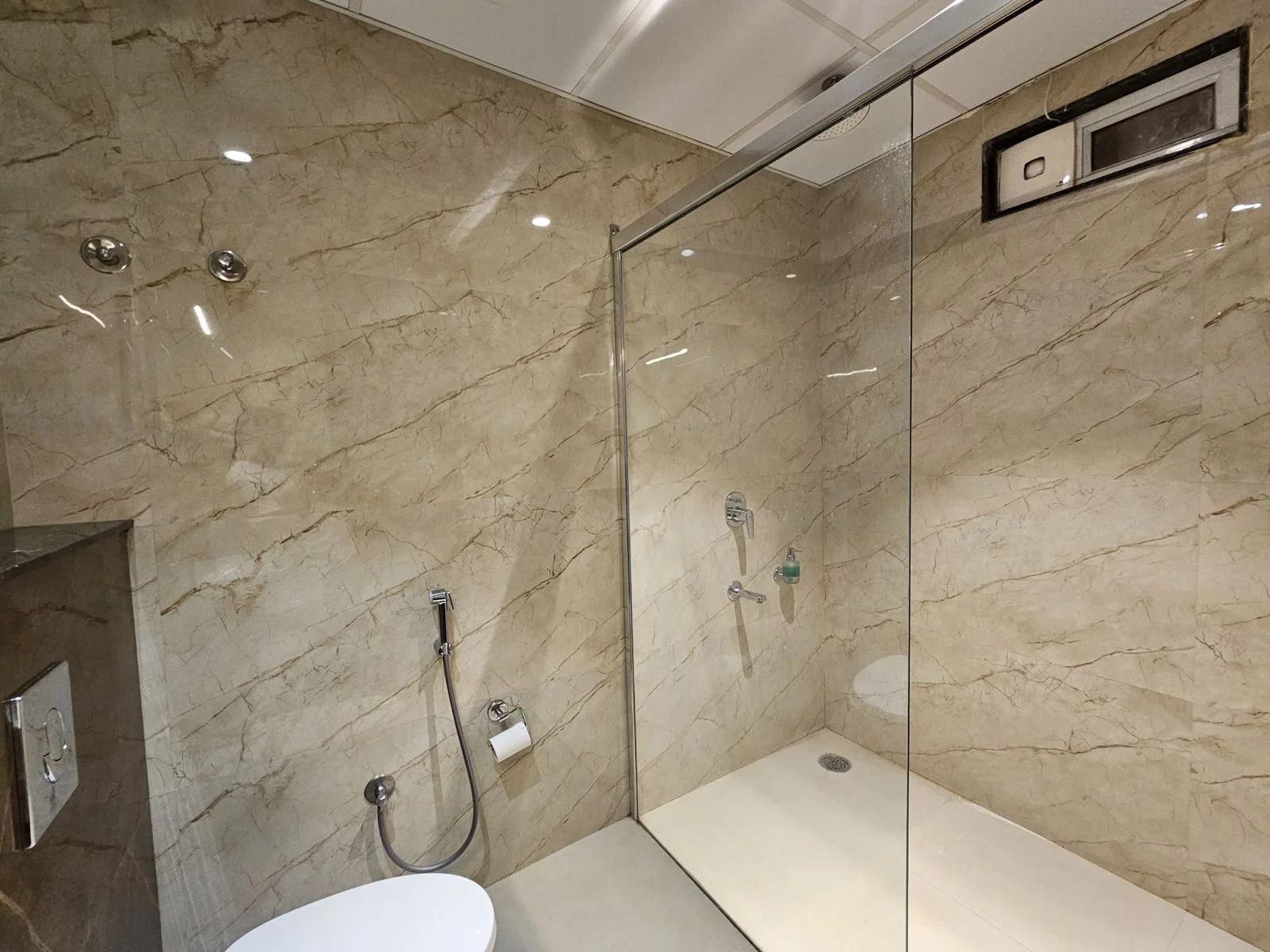 Aravali Tree Premium Room lounge