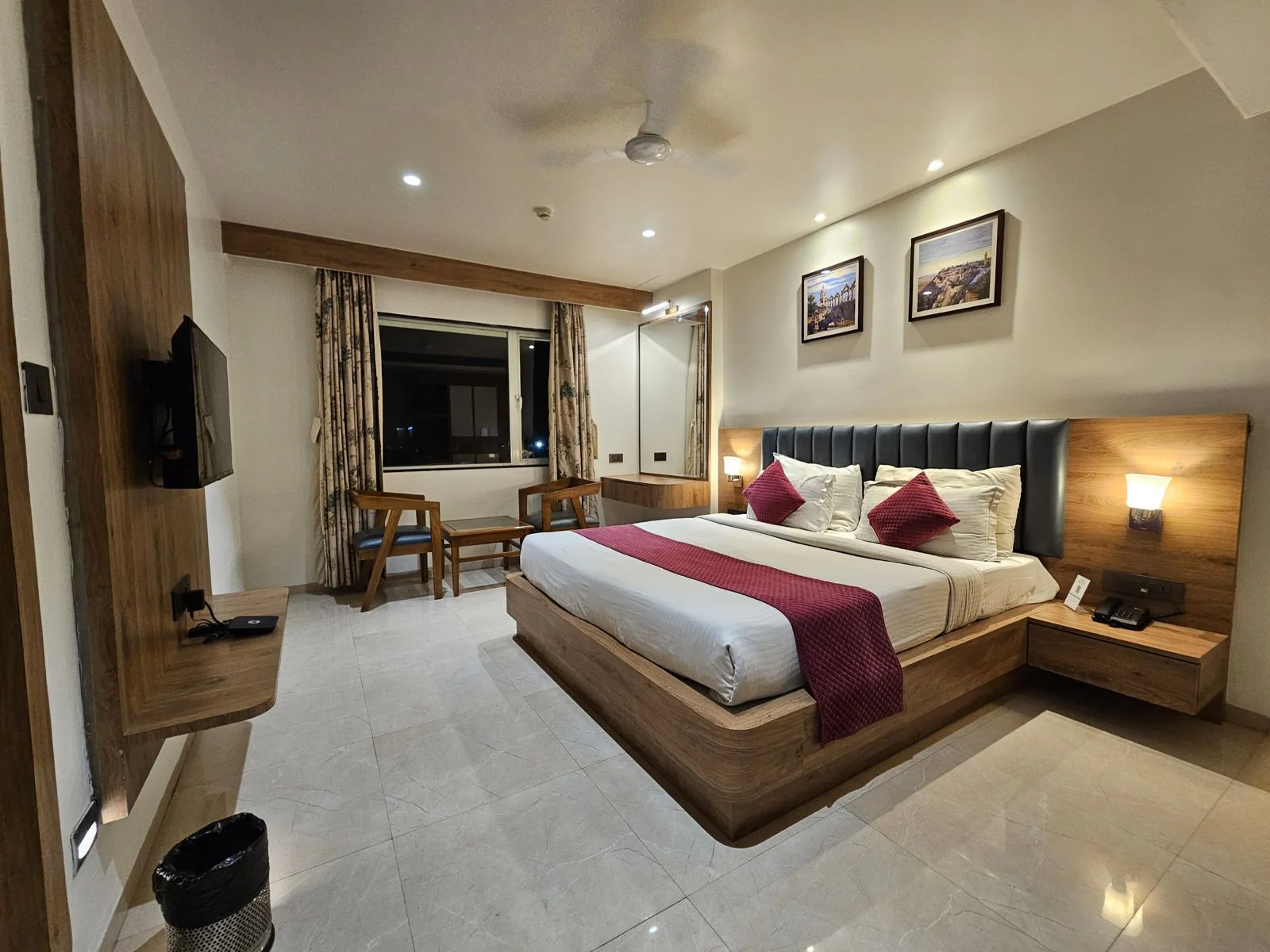 Aravali Tree Super Deluxe Room seating area